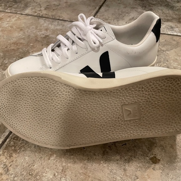 Veja Women’s Shoes - Picture 2 of 4